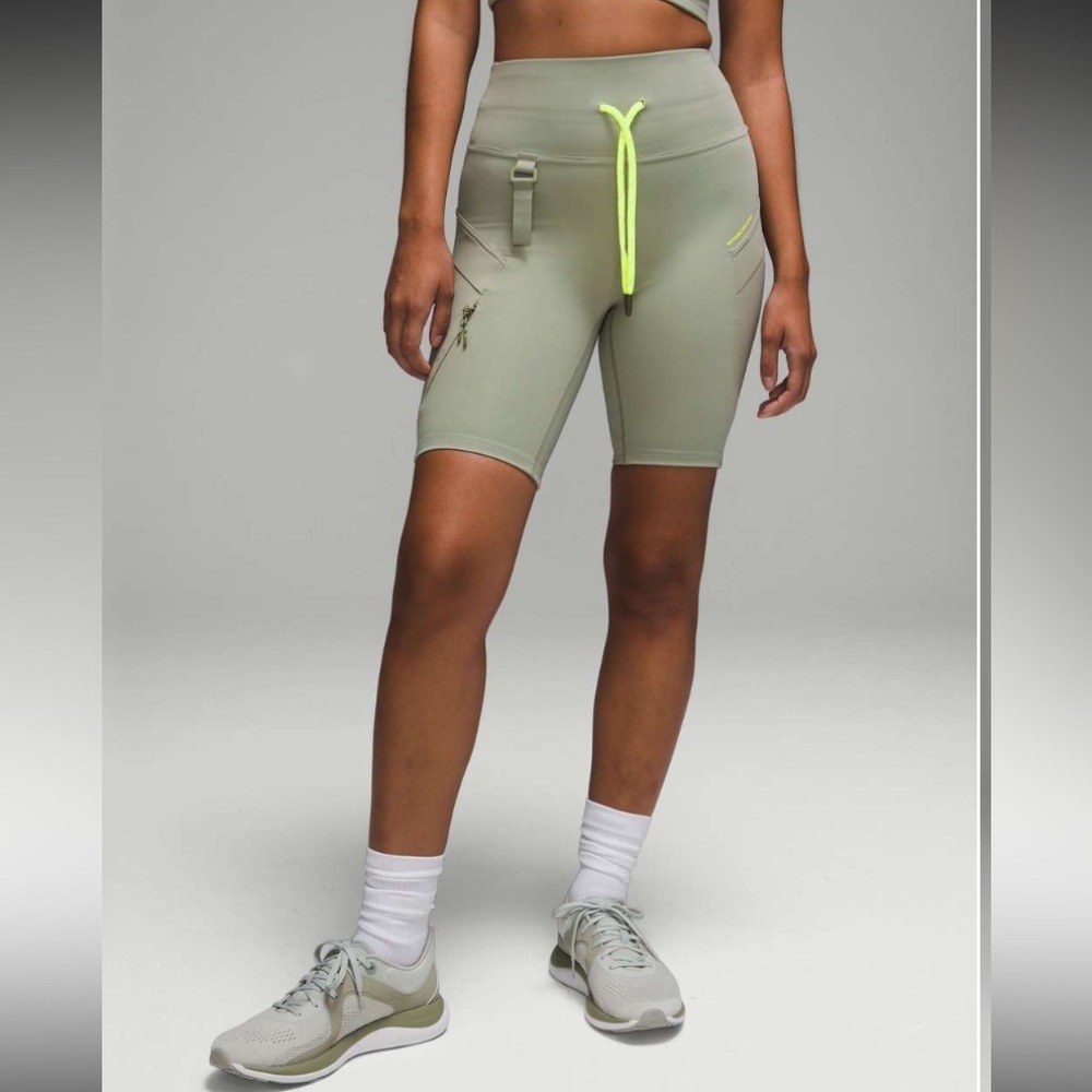 Lululemon Cargo Super-High-Ri
Hiking Short 8" olive Neon nwot activewear workout